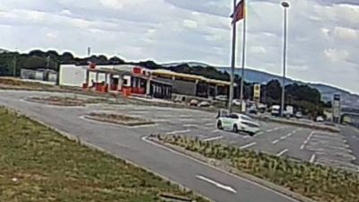 Kuzey Marmara Otoyolu’nun Sakarya geçişindeki bir dinlenme tesisinde otomobilin drift