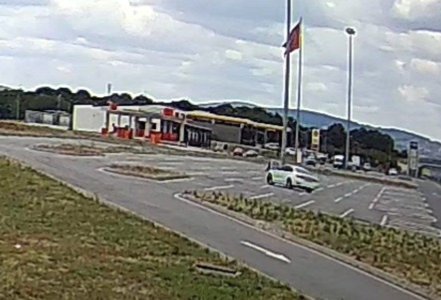 Kuzey Marmara Otoyolu’nda drift kamerada Kuzey Marmara Otoyolu’nun Sakarya geçişindeki bir dinlenme tesisinde otomobilin drift