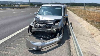 Kuzey Marmara Otoyolu’nun Kocaeli geçişinde hafif ticari aracın bariyere çarpması
