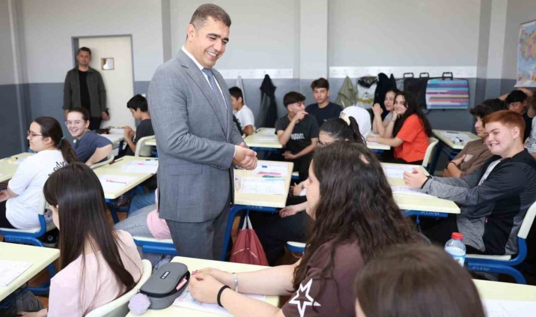 LGS’ye girecek öğrencilere başarılar diledi DÜZCE(İHA) – Düzce Valisi Selçuk Aslan, Hürriyet Ortaokulunda öğrencilerle bir
