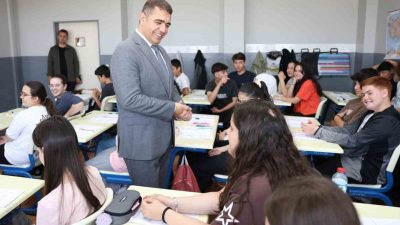 DÜZCE(İHA) – Düzce Valisi Selçuk Aslan, Hürriyet Ortaokulunda öğrencilerle bir