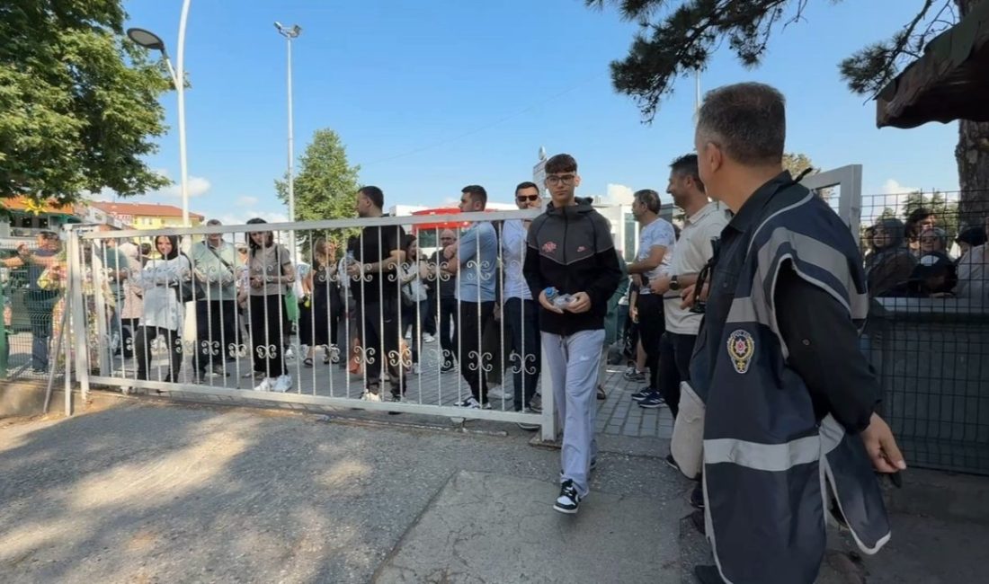 LGS’ye girecek olan öğrenci kimliğini unuttu, yardımına polis ekipleri koştu Sakarya’da Liselere Geçiş Sistemi (LGS) çerçevesinde merkezi sınava girecek olan