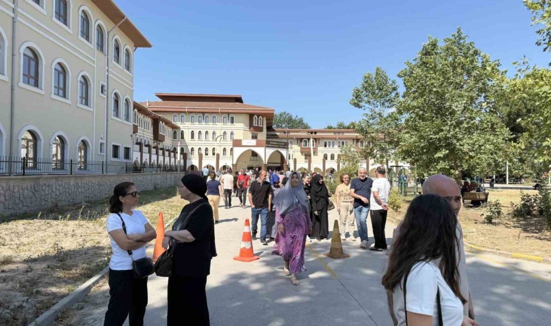 Maraton devam ediyor: YKS’nin ikinci oturumu için öğrenciler ter dökmeye başladı Yükseköğretim Kurumları Sınavı’nın (YKS) ikinci oturumu için Sakarya’da öğrencilerin maratonu
