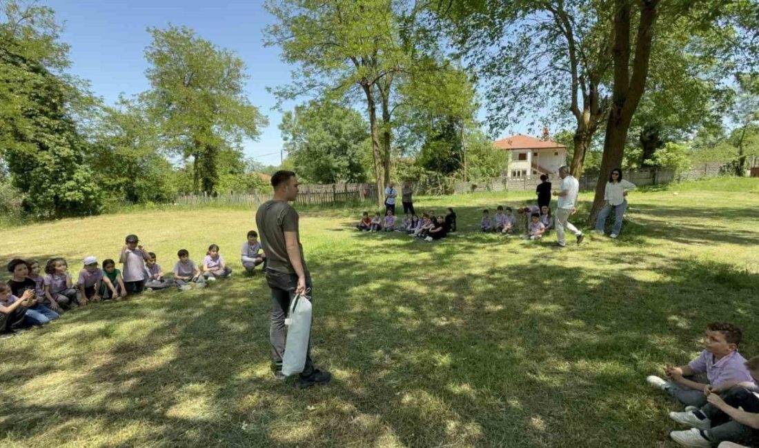 Düzce’de ilkokul öğrencilerinin kamp sevdasını öğrenen üniversiteli ağabeyleri, minik öğrencilerle