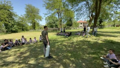 Düzce’de ilkokul öğrencilerinin kamp sevdasını öğrenen üniversiteli ağabeyleri, minik öğrencilerle