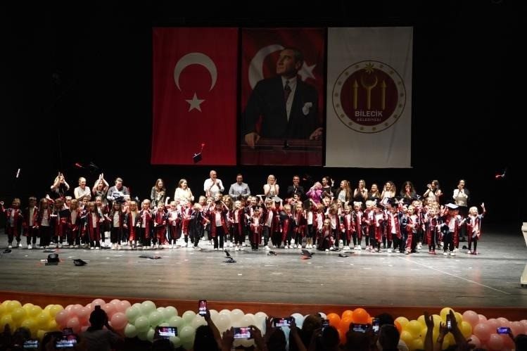 Minik öğrencilerin mezuniyet sevinci Bilecik Belediyesi Çocuk Sosyal Tesislerinde eğitim gören minik öğrenciler, düzenlenen