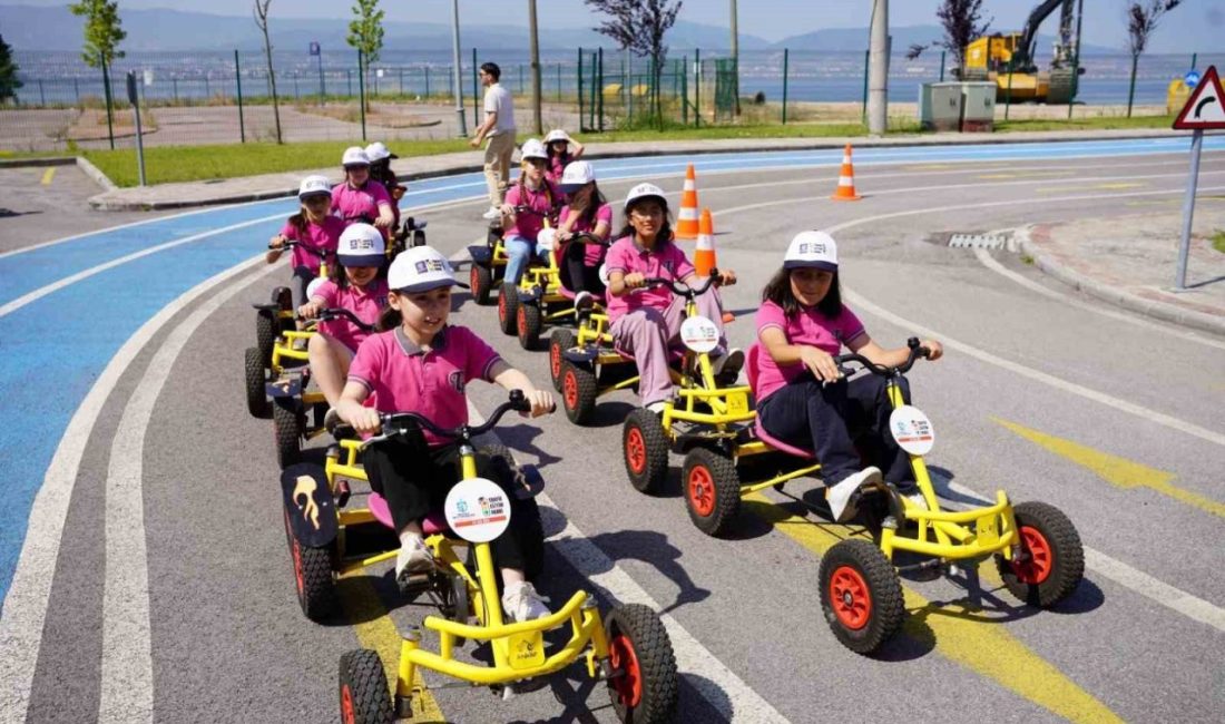Minikler, trafik kurallarını eğitim parkında öğreniyor Kocaeli Büyükşehir Belediyesi’nin çocuklara yönelik hazırladığı Trafik Eğitim Parkı, 7-12
