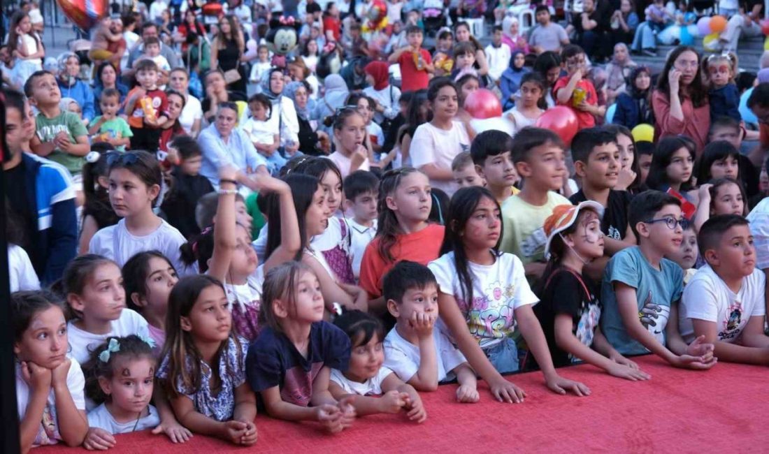 Miniklere festival tadında karne şenliği Bolu Belediyesi düzenlediği festival ile çocukların karne sevincine ortak oldu.