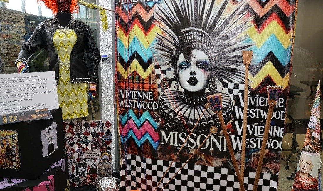 KO-MEK Moda Akademisi’nin mezunları, açtıkları “Vitrin Bir Sahne” sergisinde moda