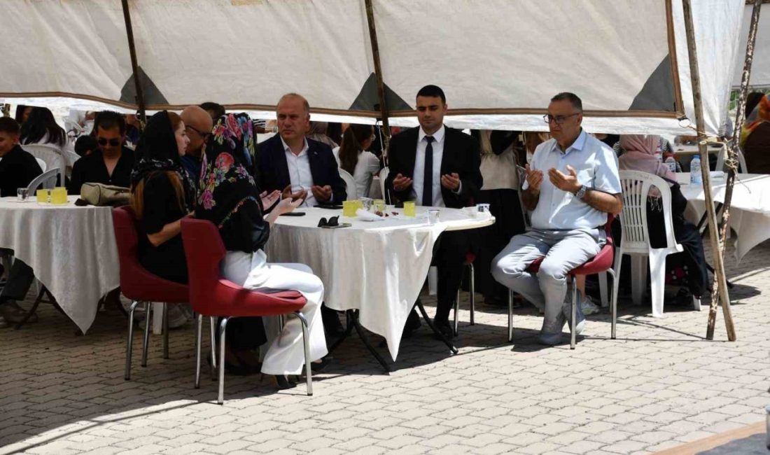 Motosiklet kazasında hayatını kaybeden öğrenciler için mevlit programı düzenlendi Bilecik’in Osmaneli ilçesindeki Nilüfer Hatun Mesleki ve Teknik Anadolu Lisesi’nin