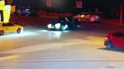 Şehir merkezinde meydana gelen kazada caddede dönmeye çalışan otomobil ile