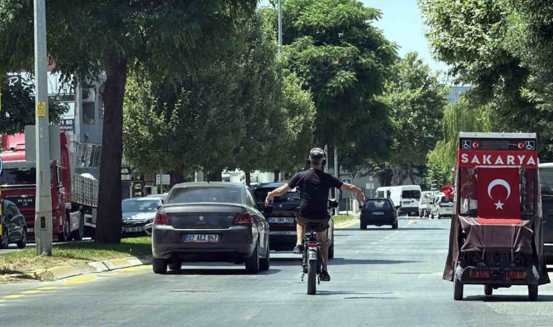 Müziğe kendini kaptırdı: Hem kendi hem de diğer sürücülerin canını tehlikeye attı Sakarya’nın Adapazarı ilçesinde bir elektrikli bisiklet sürücüsünün, trafik güvenliğini hiçe