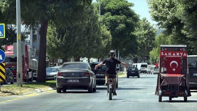 Sakarya’nın Adapazarı ilçesinde bir elektrikli bisiklet sürücüsünün, trafik güvenliğini hiçe