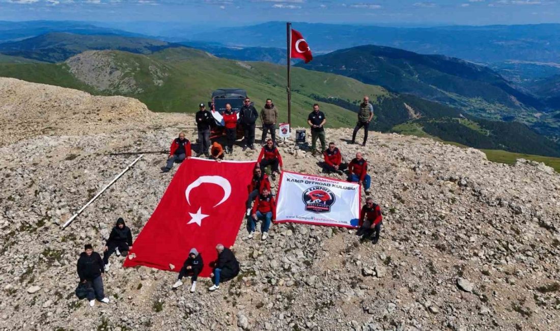 Off-road tutkunları 2 bin 587 rakımlı zirvedeki Türk bayrağını değiştirdi Kastamonu’nun 2 bin 587 rakımlı Ilgaz Dağı’nın Büyük Hacet Zirvesinde