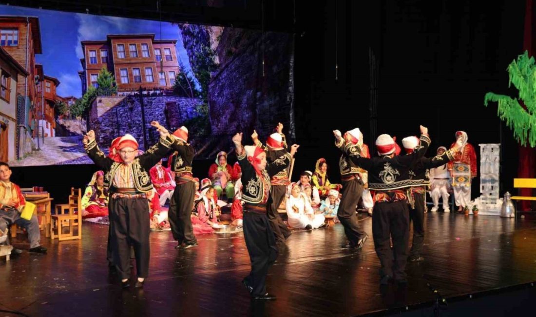 Öğrencilerden sanat dolu gece İzmit’te düzenlenen “Bir Zamanlar Anadolu’da Türkülerimiz” adlı yıl sonu konserinde,