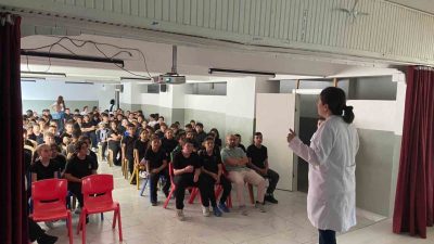 Düzce’nin Akçakoca ilçesinde Sağlık Müdürlüğü ekipleri tarafından, Atatürk Ortaokulu’nda öğrenim