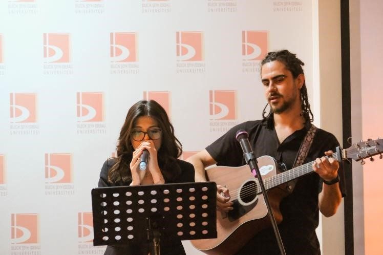 Öğrencilerin tiyatro ve müzik etkinliği renkli anlara sahne oldu Bilecik Şeyh Edebali Üniversitesi (BŞEÜ), Yabancı Diller Yüksekokulu tarafından düzenlenen