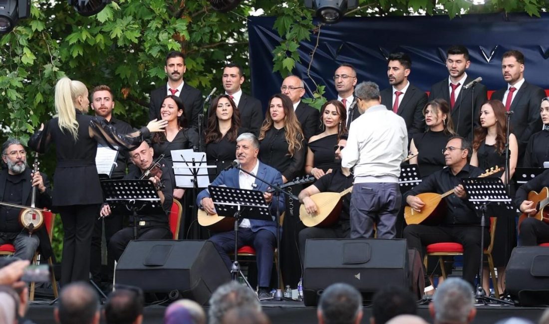 Dilovası’nda öğretmenler, düzenlenen türkü gecesinde yeteneklerini konuşturdu. Kimi zaman hüzünlendiren,