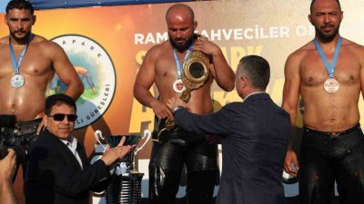Kocaeli’de düzenlenen 17. Sekapark Altın Kemer Yağlı Güreşleri’nde başpehlivan, rakibi