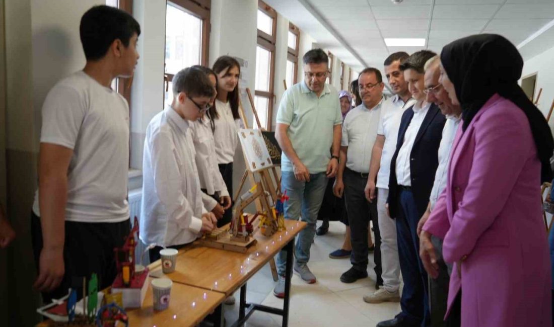 Ortaokul öğrencilerin atık malzemelerden yaptığı tasarımlar büyük ilgi gördü Kastamonu’da ortaokul öğrencileri tarafından atık malzemelerden yapılan tablolar ve çeşitli