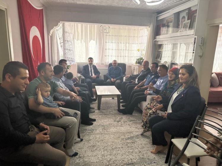Osmaneli’nde şehit ailelerine anlamlı ziyareti Osmaneli Belediye Başkanı Bekir Torun, Osmaneli Kaymakamı Abdüssamed Kılıç ve