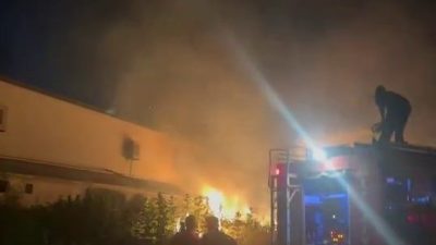 Sakarya’nın Akyazı ilçesinde otluk alanda çıkan yangın tül fabrikasının dış