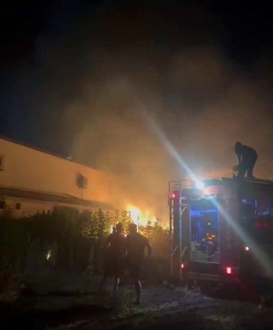 Sakarya’nın Akyazı ilçesinde otluk alanda çıkan yangın tül fabrikasının dış