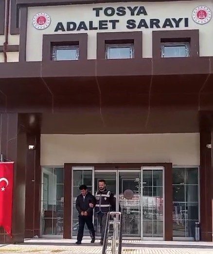 Otobüsün bagaj kısmında 10 düzensiz göçmen yakalandı Kastamonu’nun Tosya ilçesinde trafik ekiplerince yapılan denetimlerde bir otobüsün bagaj