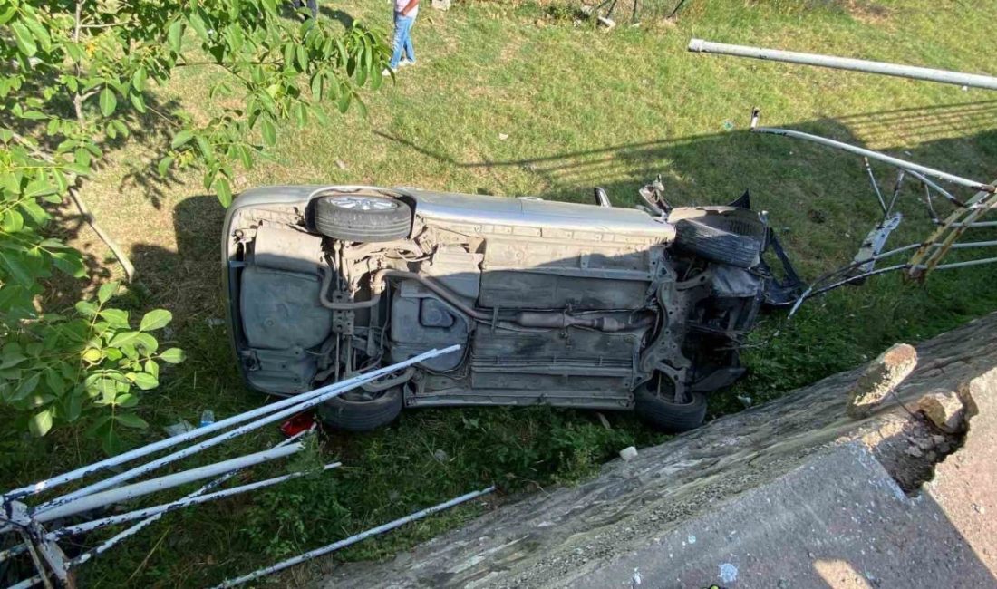Otomobil 2 metre yükseklikten düştü: Sürücü kazayı yara almadan atlattı Kocaeli’nin İzmit ilçesinde demir korkuluklara çarpıp, 2 metre yükseklikten takla