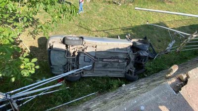 Kocaeli’nin İzmit ilçesinde demir korkuluklara çarpıp, 2 metre yükseklikten takla