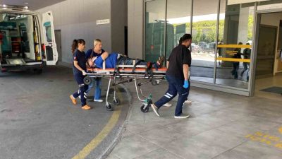 Kocaeli’nin Kandıra ilçesinde sürücüsünün kontrolünden çıkan otomobil, yol kenarındaki ağaca