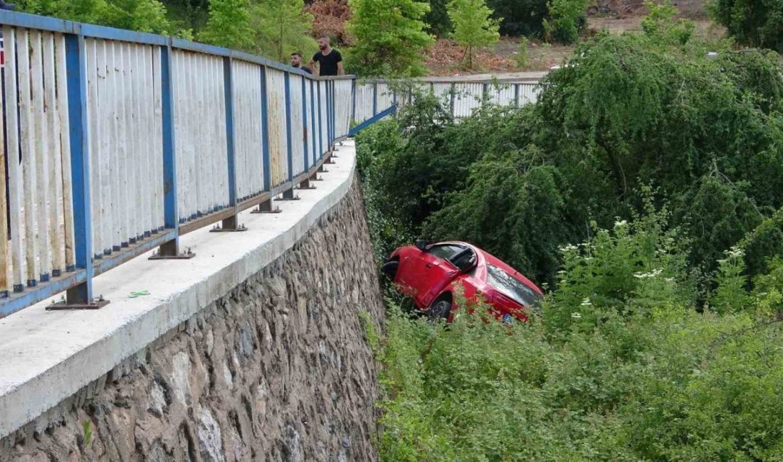 Otomobil istinat duvarından ağaçlık alana uçtu: 4 yaralı Kocaeli’nin Başiskele ilçesinde sürücüsünün direksiyon hakimiyetini kaybettiği otomobil, demir korkulukları