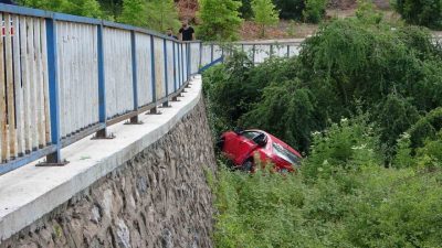 Kocaeli’nin Başiskele ilçesinde sürücüsünün direksiyon hakimiyetini kaybettiği otomobil, demir korkulukları