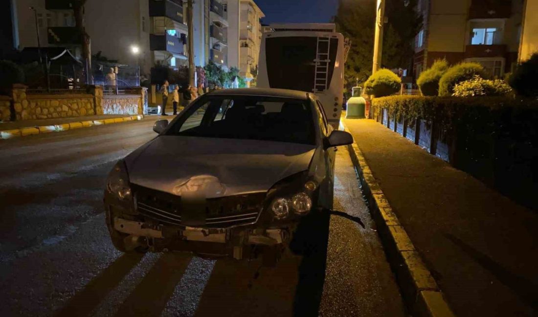 Otomobil kazasında kapılar sıkıştı, yolcuları vatandaşlar kurtardı Kocaeli’nin Derince ilçesinde 2 otomobilin çarpıştığı kazada araçların kapıları sıkıştı,