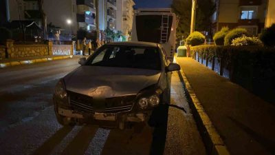 Kocaeli’nin Derince ilçesinde 2 otomobilin çarpıştığı kazada araçların kapıları sıkıştı,