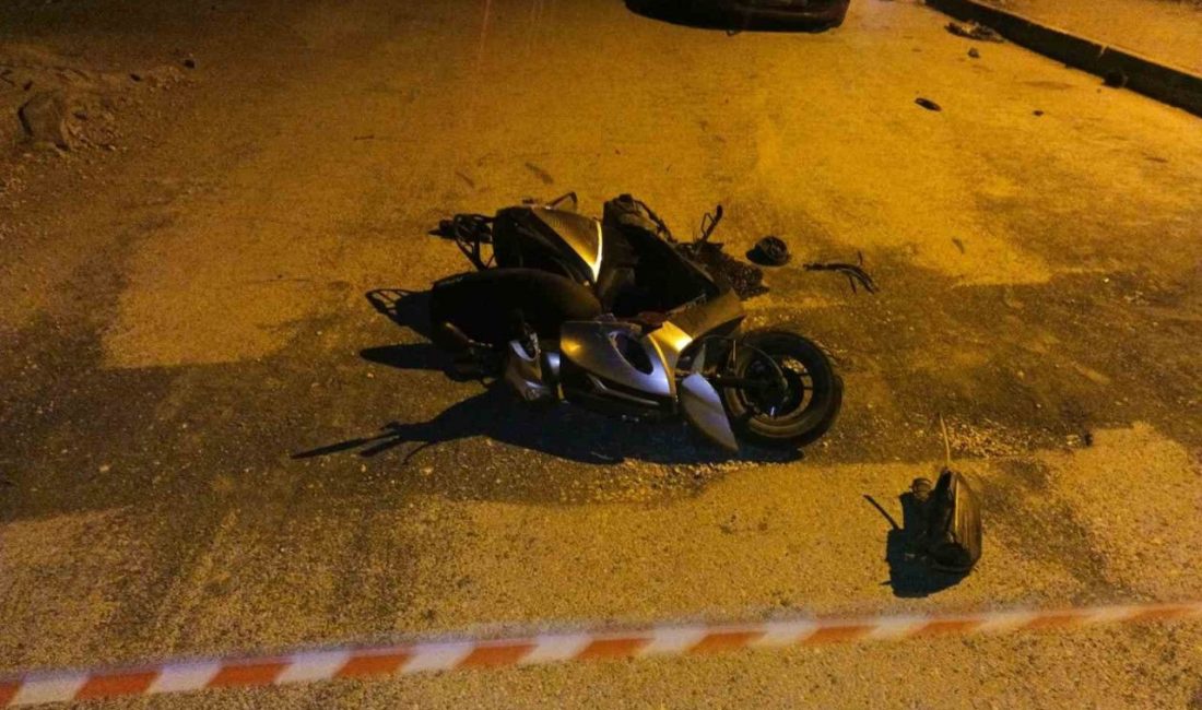 Otomobille çarpışan motosikletin sürücüsü hayatını kaybetti, oğlu ağır yaralandı Kocaeli’nin Gölcük ilçesinde otomobille çarpışan motosikletin sürücüsü hayatını kaybederken, 8