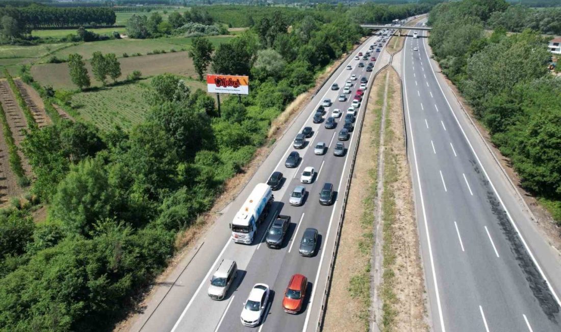 Otoyolda trafik zaman zaman durma noktasına geldi Kurban Bayramı tatili sebebi ile memleketlerine gitmek için erkenden yola