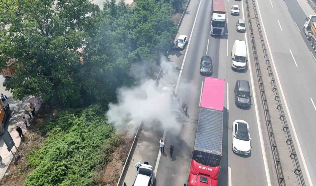 Otoyolda yangın paniği Anadolu Otoyolu’nun Sakarya geçişinde seyir halinde olan otomobilin motor kısmında