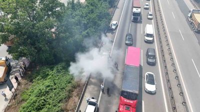 Anadolu Otoyolu’nun Sakarya geçişinde seyir halinde olan otomobilin motor kısmında