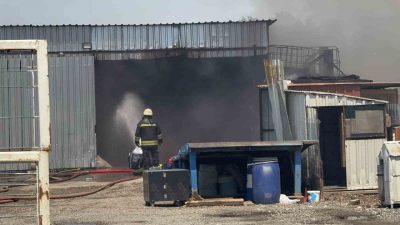 Kocaeli’nin Çayırova ilçesinde bir palet fabrikasında başlayan yangın uzun süren