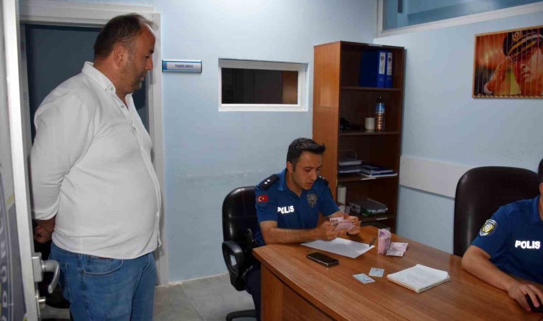 Para yatırmak için gittiği bankamatikte binlerce lira para buldu Sakarya’nın Hendek ilçesinde bir vatandaş para yatırmak için gittiği bankamatiğin