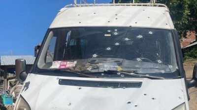 Kastamonu’nun Doğanyurt ilçesinde park halindeki bir minibüs kimliği belirsiz kişiler