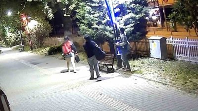 Kastamonu’nun Cide ilçesinde, 22 aydınlatma direğinin kabloları eğlenmek isteyen gençler