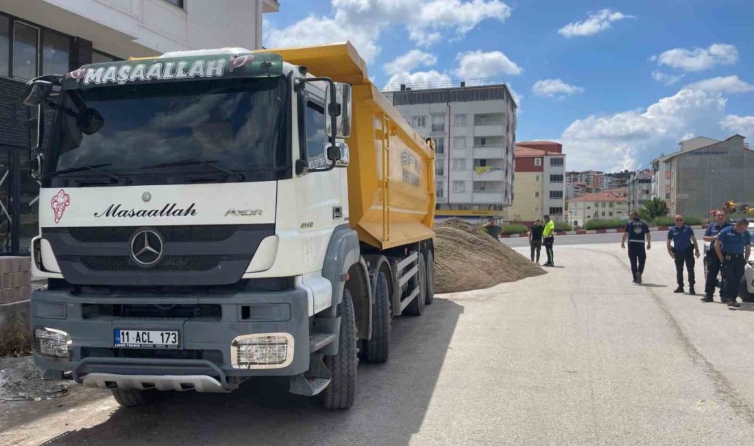 Polisten kaçamayacağını anlayınca fazla yükünü sanayinin ortasına döktü Bilecik’te trafik polislerinin şüphe üzerine durdurduğu hafriyat kamyonu sürücüsü, kantara