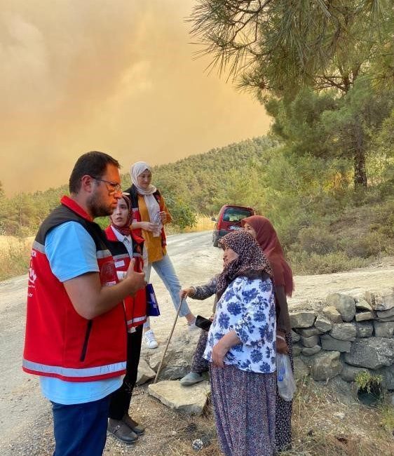 Psikososyal destek ekipleri sahada Bilecik’in Gölpazarı ilçesinde çıkan orman yangını sonrası psikososyal destek ekipleri