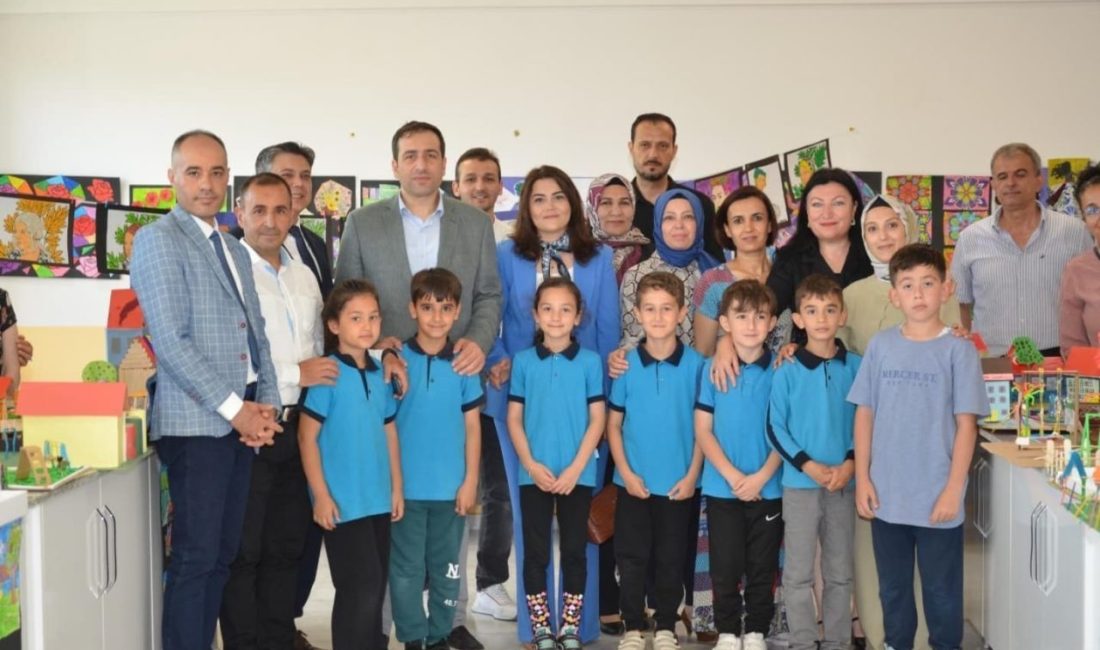 ‘Renk Cümbüşü’ sergisi ziyarete açıldı Bilecik’in Söğüt ilçesinde bulunan Salih ve Ömer Musaoğlu İlkokulu’nda, 2.