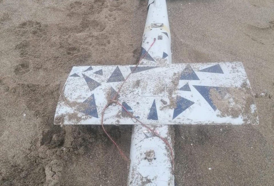 Sahile balık değil, savaş bölgesinde kullanıldığı düşünülen hava aracı vurdu Sakarya’nın Karasu ilçesinde halk plajı sahilinde bulunan insansız hava aracı