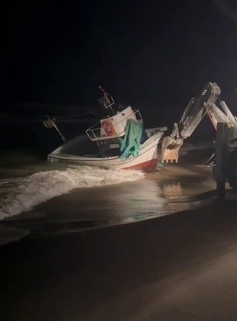 Sakarya’da 8 metrelik balıkçı teknesi karaya oturdu Sakarya’nın Karasu ilçesinde Sakarya Nehri ağzına girmeye çalışan 8 metrelik
