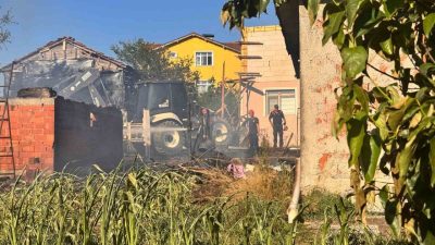 Sakarya’nın Adapazarı ilçesinde ahır ve samanlıkta çıkan yangın, bitişiğindeki evlere