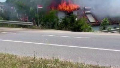 Sakarya’nın Adapazarı ilçesinde adeta alev topuna dönen ev, itfaiye ekiplerince